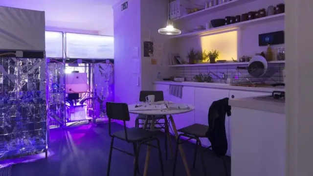 مشروع "تخفيف الصدمة" الذي دشنته شركة "سوبرفلاكس" لإتاحة الفرصة للزوار لتجربة العيش في شقة في المستقبل المظلم