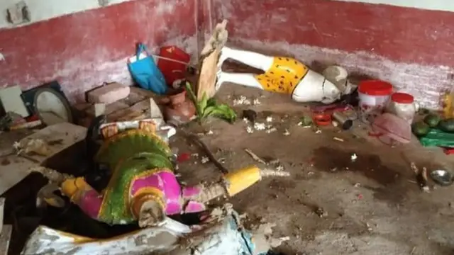 খুলনায় অন্তত ৪টি মন্দির, দোকান, এবং একটি বাড়িতে ভাঙচুর চালানো হয়।