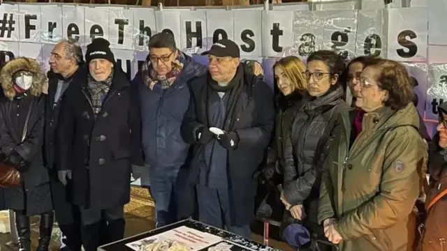 باری روزن، نزار زکا و جمعی از فعالین سیاسی و روزنامه نگاران ایرانی خارج از این کشور در مقابل هتل کوبورگ که محل مذاکرات هسته‌ای احیا برجام در وین اعتصاب غذا کردند.