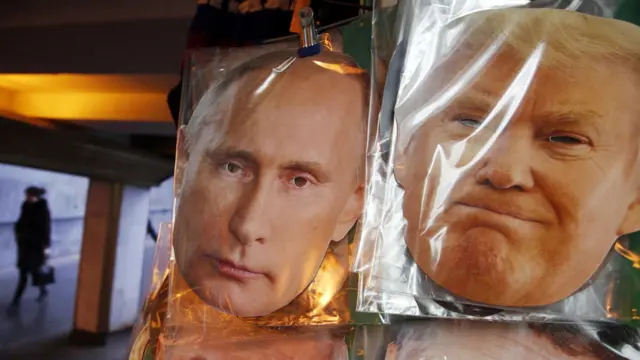 Mặt nạ hình ông Putin và ông Trump