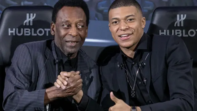 Le roi Pelé et Kylian Mbappé à Paris, lors de leur rencontre mardi.