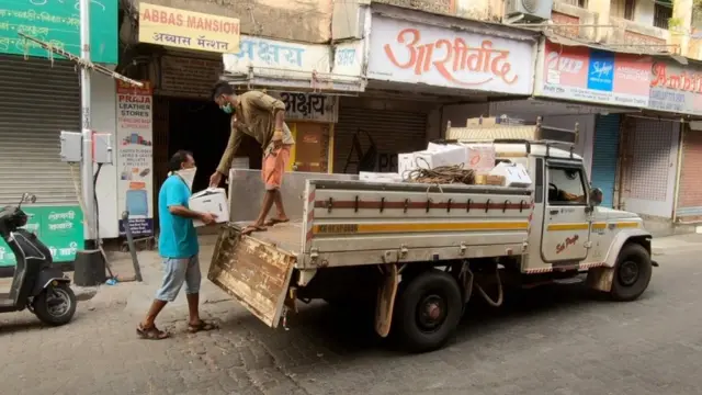 शेतकऱ्यांचे आंबे आता मुंबईत थेट ग्राहकांकडे पोहोचत आहेत.