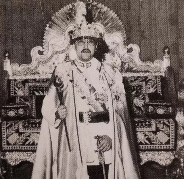 શાહી સિંહાસનની આગળ ઉભેલા મહારાજ બીરેન્દ્ર