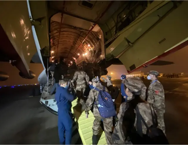 中國解放軍三支醫療隊共計450人分別從上海、重慶、西安三地出發,前往武漢地區接診病例較多的醫院支援。