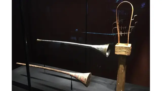 أدوات موسيقية عُثر عليها في المقبرة