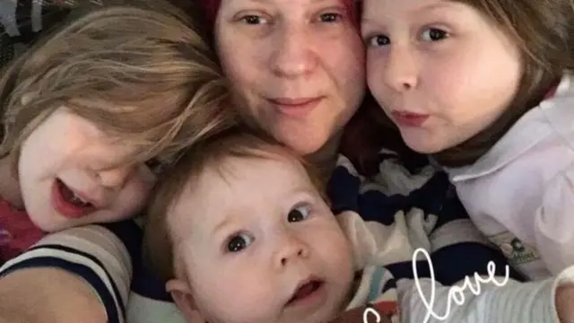 马丁夫人和她的三个孩子。