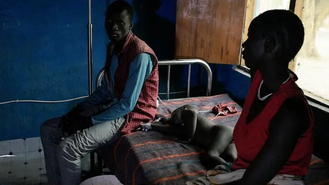 Un couple assis à part sur un lit