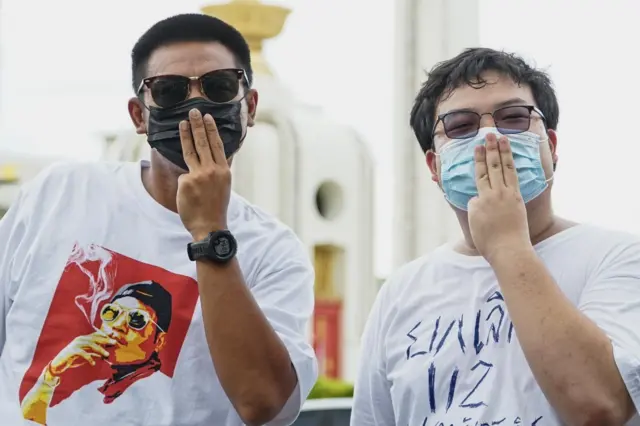 กลุ่มแนวร่วมธรรมศาสตร์และการชุมนุม นำโดยนายพริษฐ์ ชิวารักษ์และกลุ่มทะลุฟ้านำโดยนายจตุภัทร์ บุญภัทรรักษา ทำกิจกรรมที่อนุสาวรีย์ประชาธิปไตยคู่ขนานกับคาร์ม็อบเมื่อวันที่ 1 ส.ค.