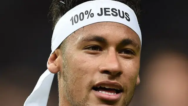 Neymar avait arboré un bandeau avec la mention "100% Jésus" lors de la célébration des deux titres les plus importants de sa carrière en 2015 et 2016.