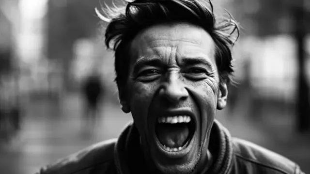 وجه رجل أربعيني يصرخ صنعت بواسطة الذكاء الاصطناعي