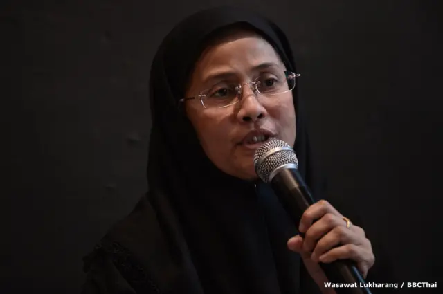 นางอังคณา นีละไพจิตร