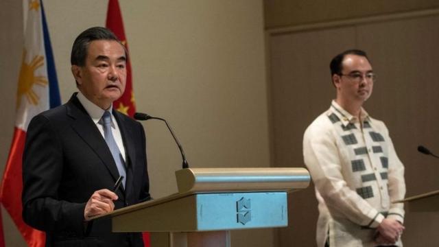 China"s Foreign Minister Wang Yi (L) and Philippine Foreign Affairs secretary Alan Peter Cayetano (R) attend a joint press conference in Manila on July 25, 2017.