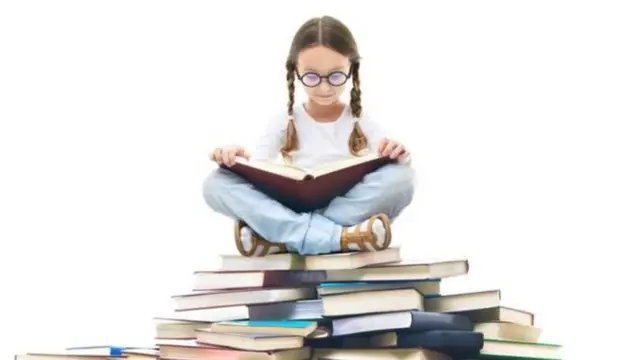 किताब पढ़ती लड़की