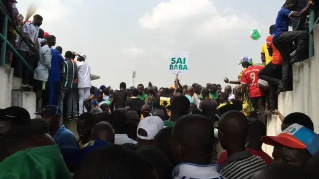 Ndị mmadụ kwụ n'ọnụụzọ ọgbọegwuregwu