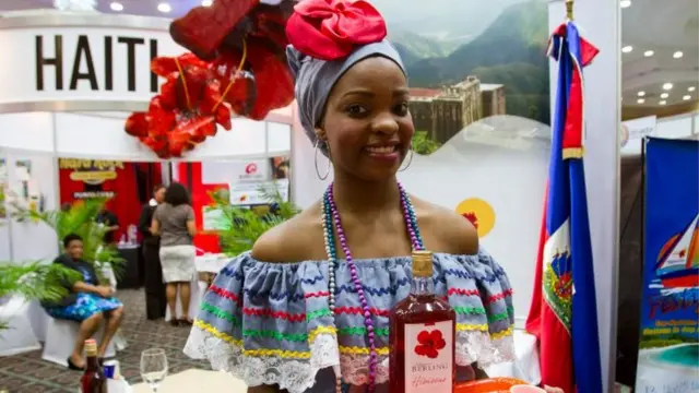 Una joven con un traje típico