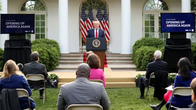 Donald Trump na-agwa ndị ntaakụkọ okwu