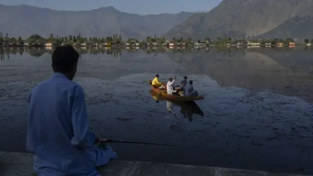 ডাল লেকে মাছ ধরছেন স্থানীয় লোকেরা