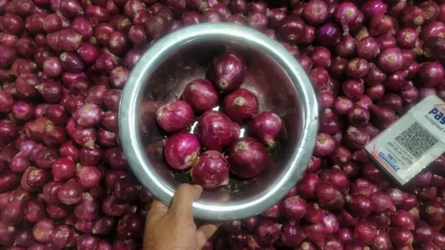 क्या प्याज़ के दाम बढ़ने की वजह फसल ख़राब होना है या कारण कुछ और हैं?