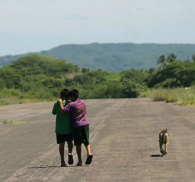 Dos niños abrazándose