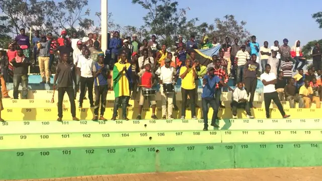 Abafana baje kureba umupira