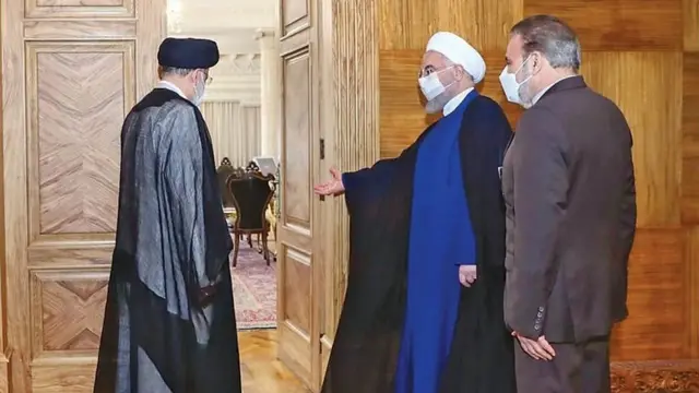 وزیر بهداشت ایران به تازگی گفته است که در دولت آقای روحانی "واکسن وسیله‌ای برای کار‌های سیاسی شده بود که مردم تحت فشار قرار بگیرند اما با روی کار آمدن دولت جدید به سرعت واکسن وارد کشور شد
