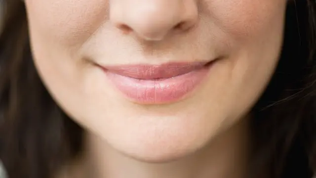 Lèvres d'une jeune fille qui sourit