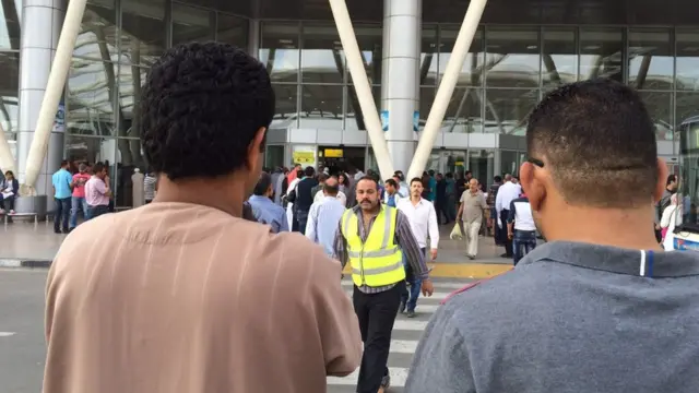 Pessoas no aeroporto do Cairo