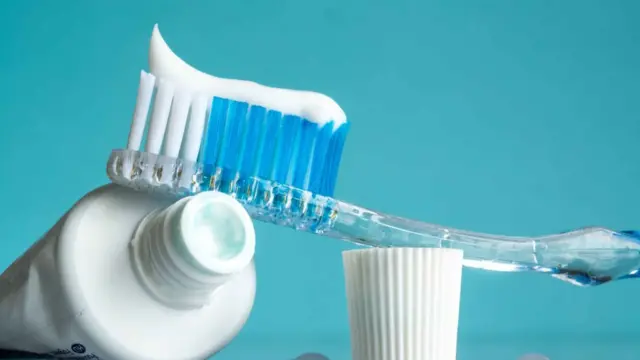La pate dentifrice recommandée est celle contenant du fluor