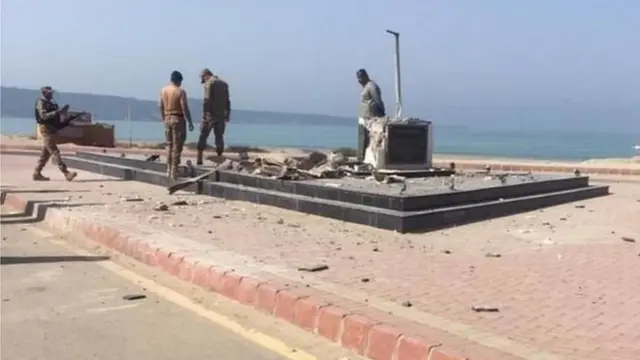 जिन्ना की टूटी हुई मूर्ति