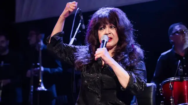 Tokom višedecenijske karijere, Roni Spektor je nastavila da napreduje kao umetnica, uprkos svim pokušajima njenog bivšeg muža Fila Spektora da sabotira njenu karijeru