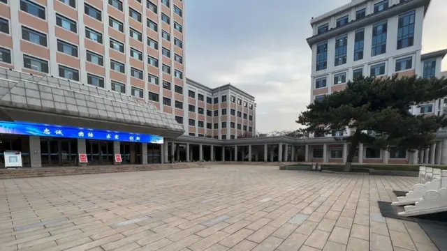 相比起其他大學有大批學生聚集，張俊傑就讀的北京中央財經大學冷清得多，運動爆發期間，他獨自走到主教學樓前舉白紙抗議。（受訪者提供）