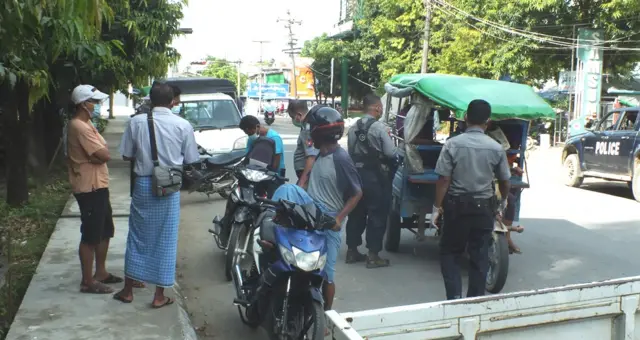 စစ်တွေမှာမြို့တွင်း အပြင်ထွက်ခွင့်ကတ်တွေ စစ်ဆေး