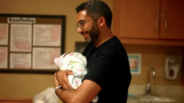 یک ساعت بعد از به دنیا آمدن بچه خیلی بلد نبودم در آغوش بگیرمش