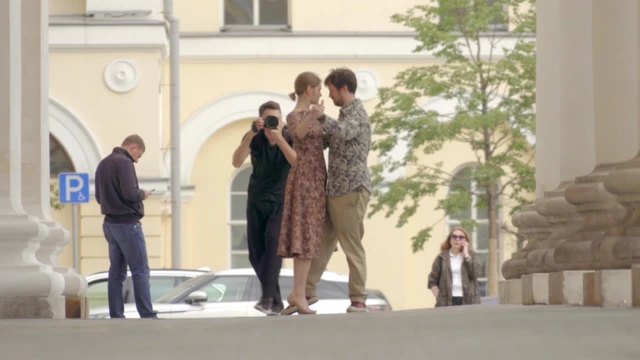 пара танцует на ступенях Большого