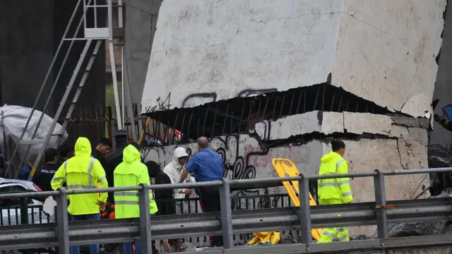 สะพานที่พังครืนลง