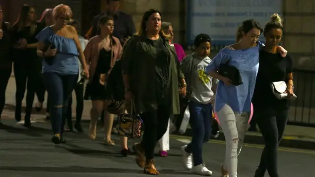 Люди идут по улице