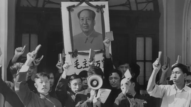 一個中國使團1967年在大使館大樓外舉著毛澤東的畫像,手持"毛語錄"叫喊口號,支持毛澤東。