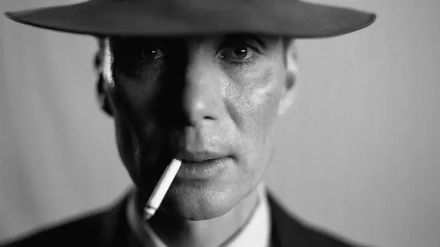 در فیلم کیلیان مورفی با کلاهی بر سر و سیگاری بر لب نقش رابرت اوپنهایمر را بازی می‌کند