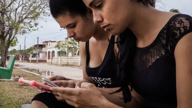 Mujeres con teléfono móvil.