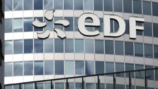 巴黎附近法国电力（EDF）总部大楼上的企业标志（资料图片）