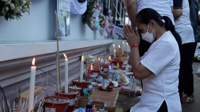 ญาติจุดธูปเคารพศพผู้เสียชีวิตด้านนอกศาลาการเปรียญ