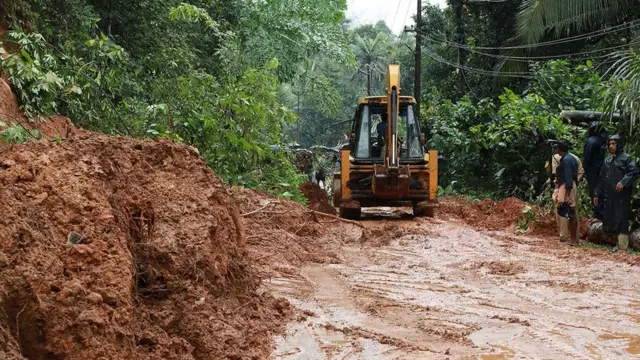 'நிவாரண முகாம்காளில் 54 ஆயிரம் பேர்' - வெள்ளத்தில் மிதக்கும் கேரளா