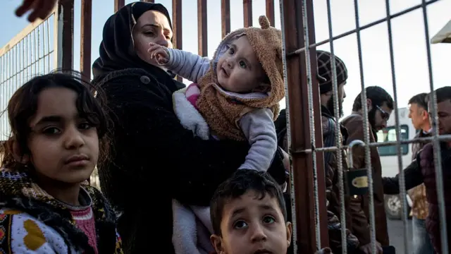 Jóvenes y adultos en la frontera turca.