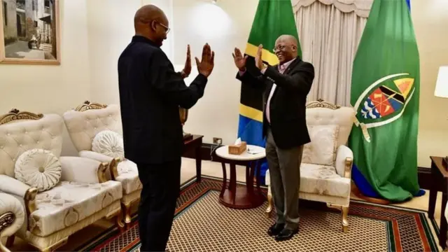 Rais Magufuli akisalimiana na Mwenyekiti wa Chama cha NCCR Mageuzi James Mbatia. Mbatia amebwagwa katika jimbo la Vunjo