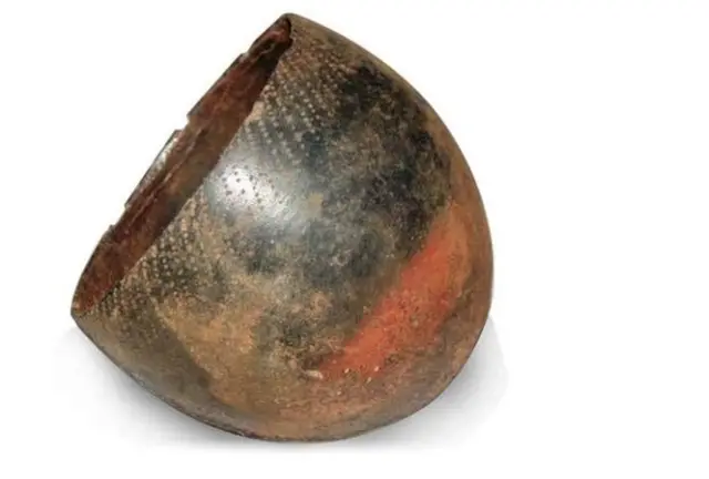 விளிம்புடன் கூடிய மண் கிண்ணம், சிவகளை அகழாய்வு.