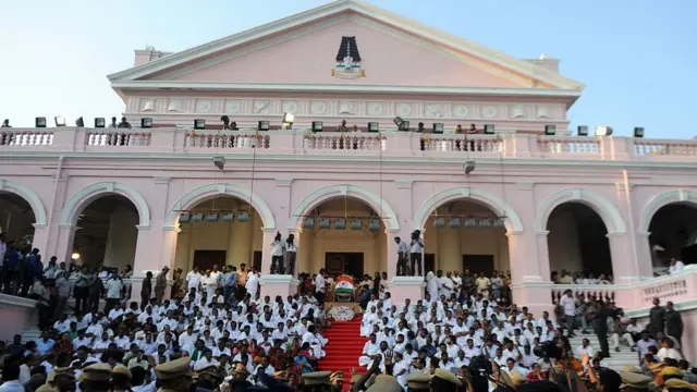 பொதுமக்கள் அஞ்சலிக்காக ராஜாஜி அரங்கில் வைக்கப்பட்டிருந்த ஜெயலலிதாவின் பூதவுடல் அருகே தமிழக அமைச்சர்கள் மற்றும் எம்.எல்.ஏக்கள் அமர்ந்திருந்த காட்சி.