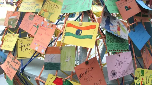 స్నేహితుల ప్లకార్డులు