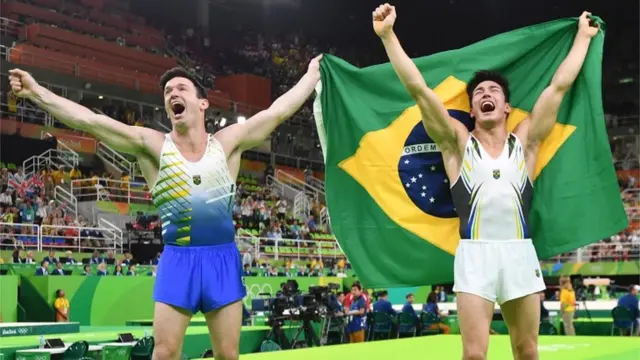 Diego Hyp[olito (esq.) depois de ganhar medalha de prata na Rio 2016