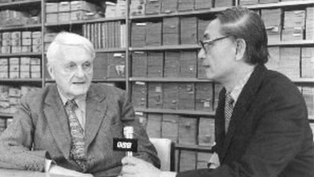 1984年BBC中文部記者水建彤（右）採訪編寫《中國科學與文明》巨著的作者劍橋大學李約瑟博士（左）