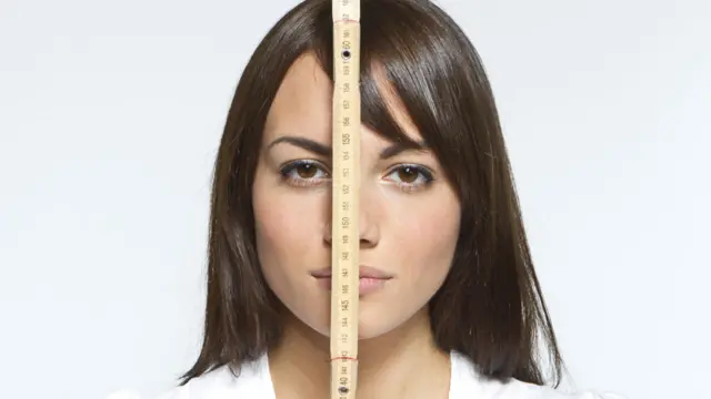 స్కేలుతో మహిళ